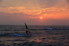 夕陽をバックに