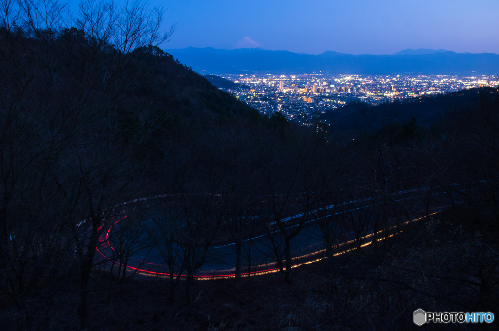 甲府の街と富士山