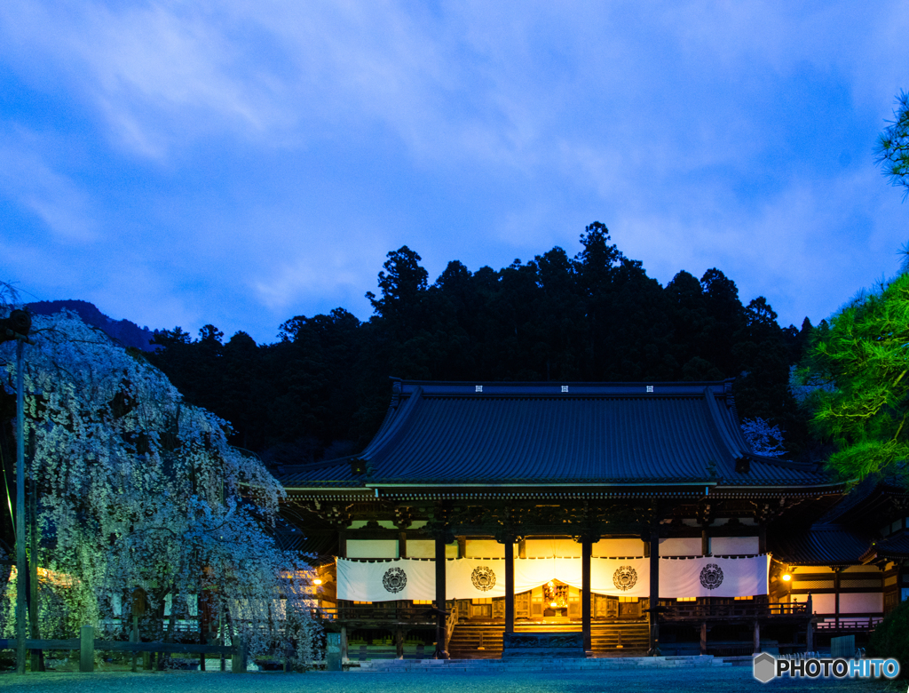 久遠寺の夜明け