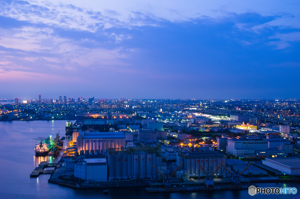 千葉ポートタワーの夕景