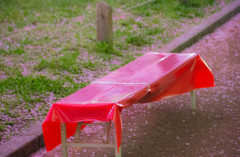 赤いベンチ