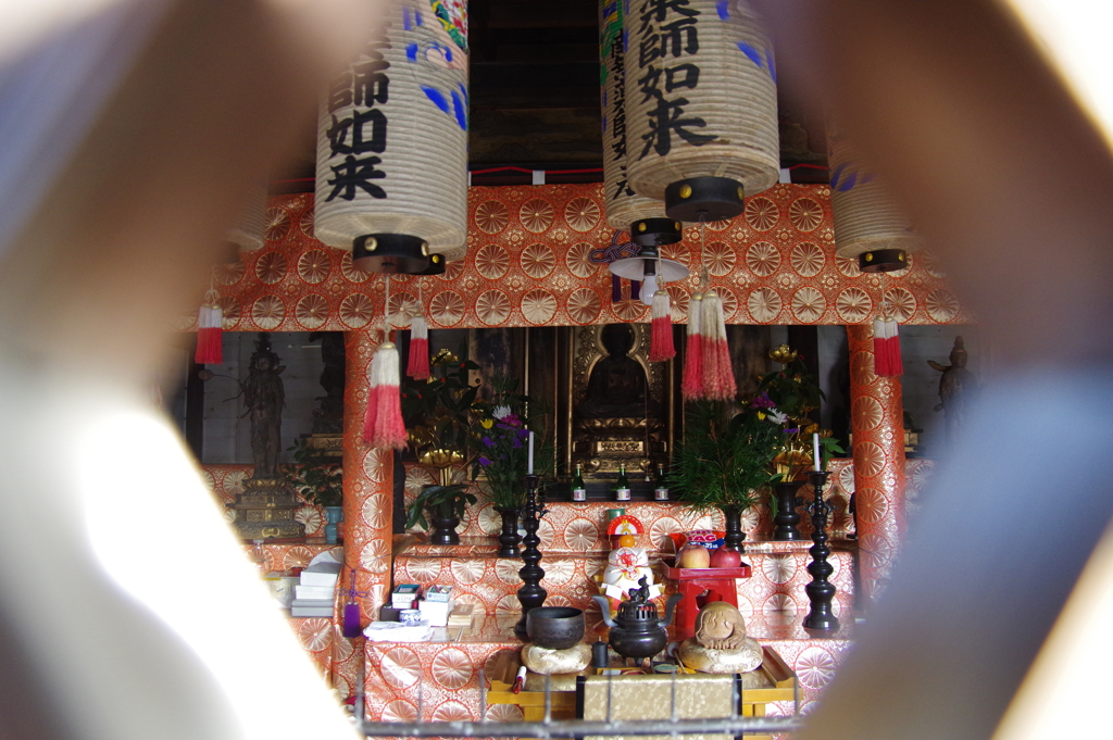 覗く