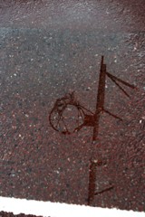 雨上がりのバスケットコート