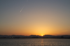 飛行機雲と夕日
