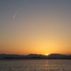 飛行機雲と夕日