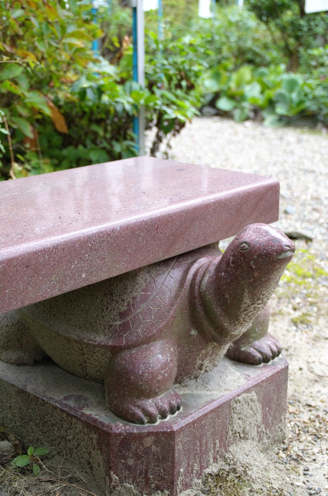 ベンチの下の力持ち