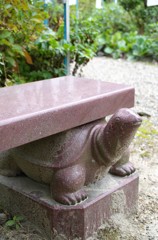 ベンチの下の力持ち