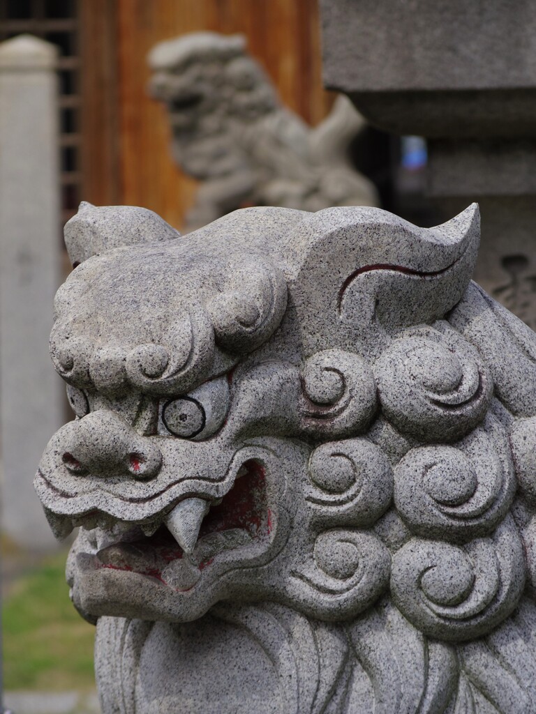 狭い神社にて