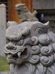 狭い神社にて