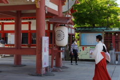 忙しそうな巫女さん