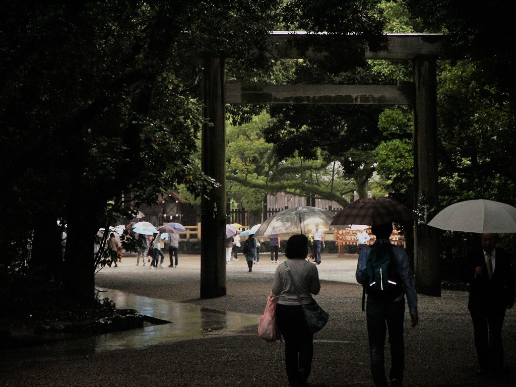 雨の日の神社