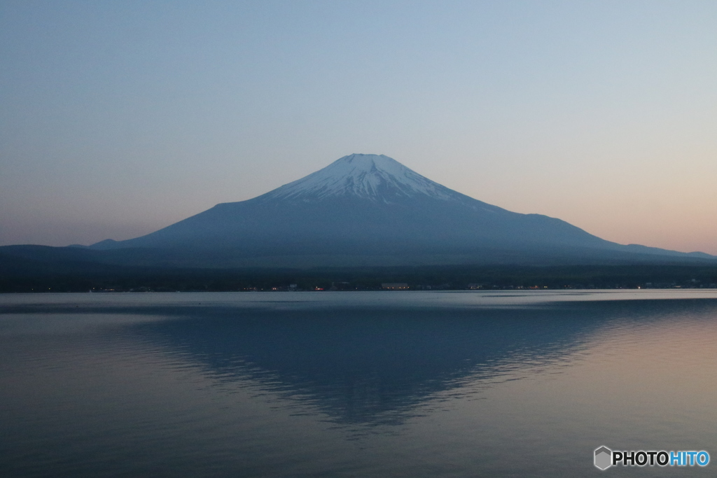 湖面に映える