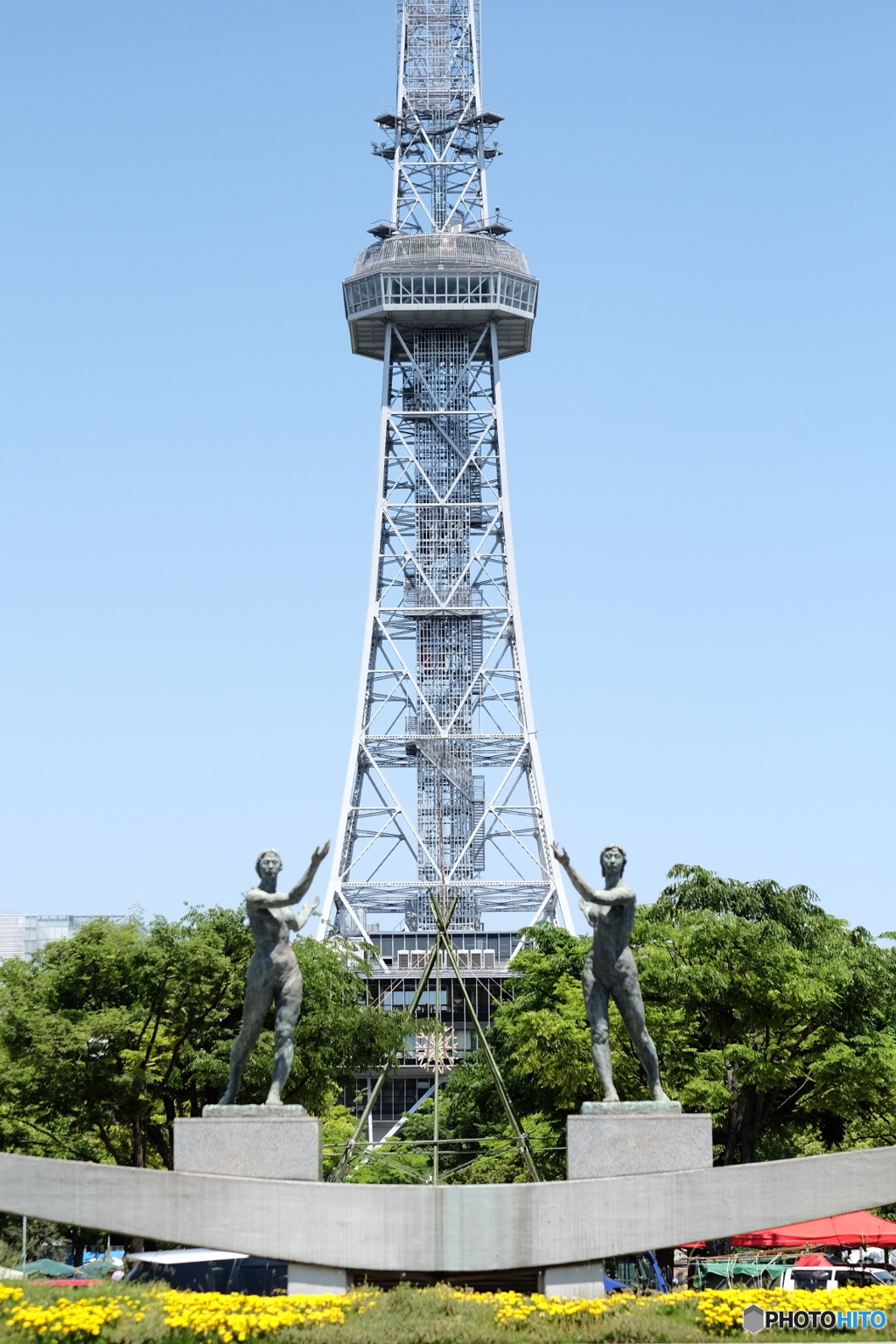 テレビ塔を讃える像