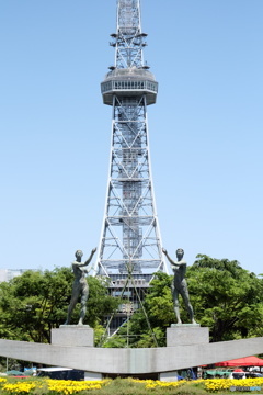 テレビ塔を讃える像
