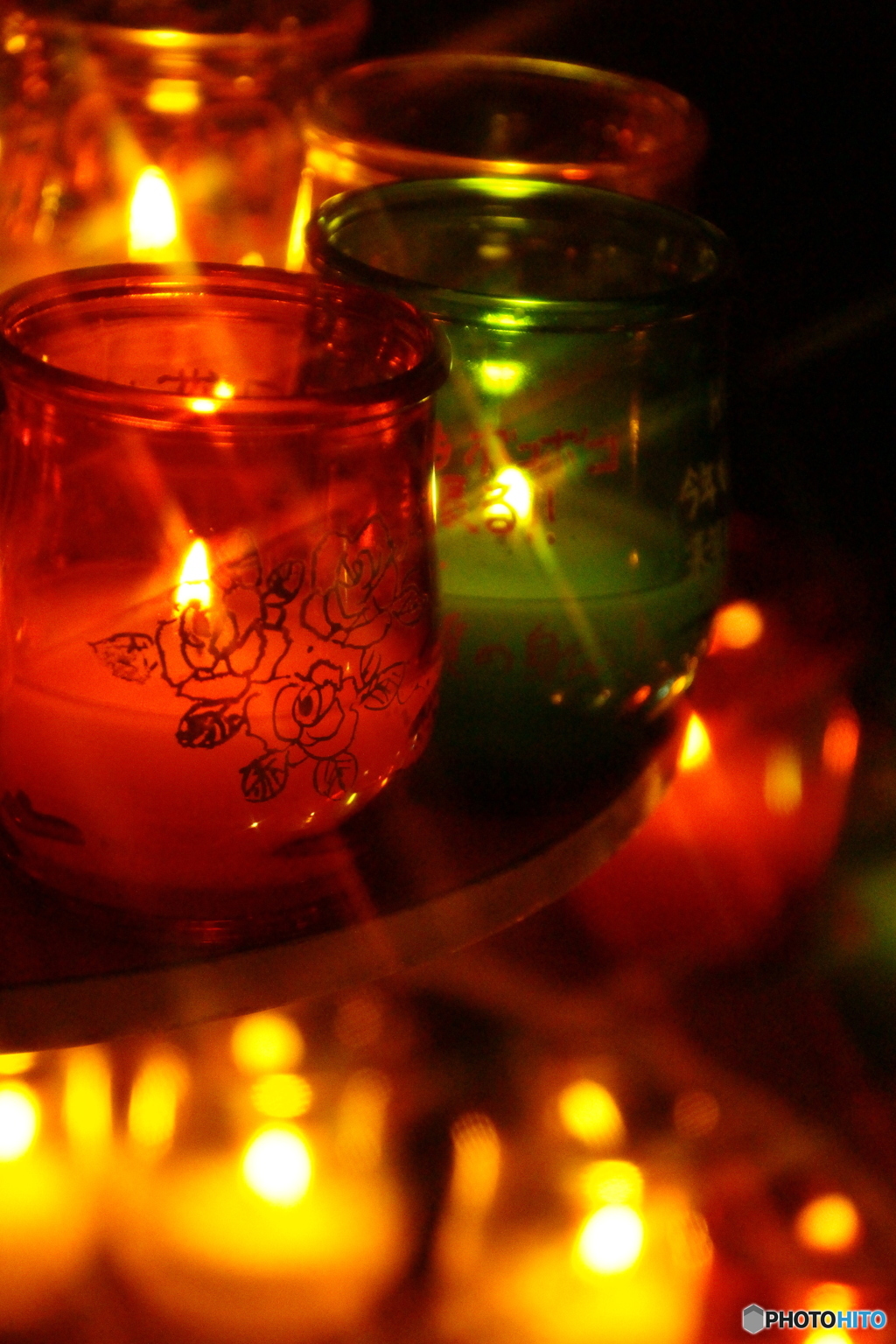 灯火が映し出す紅い薔薇