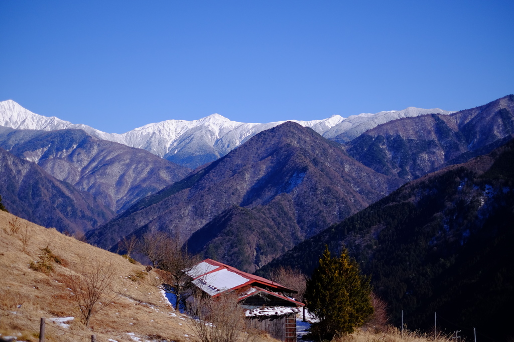 山奥の赤い屋根