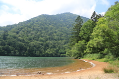 澄みわたる湯ノ湖