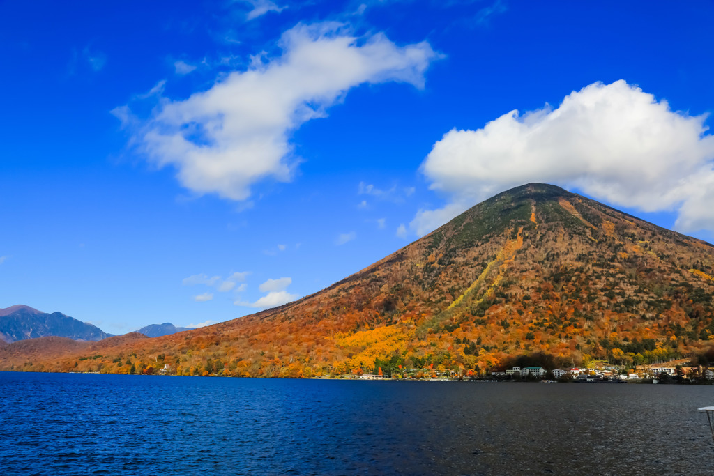 男体山と秋の空