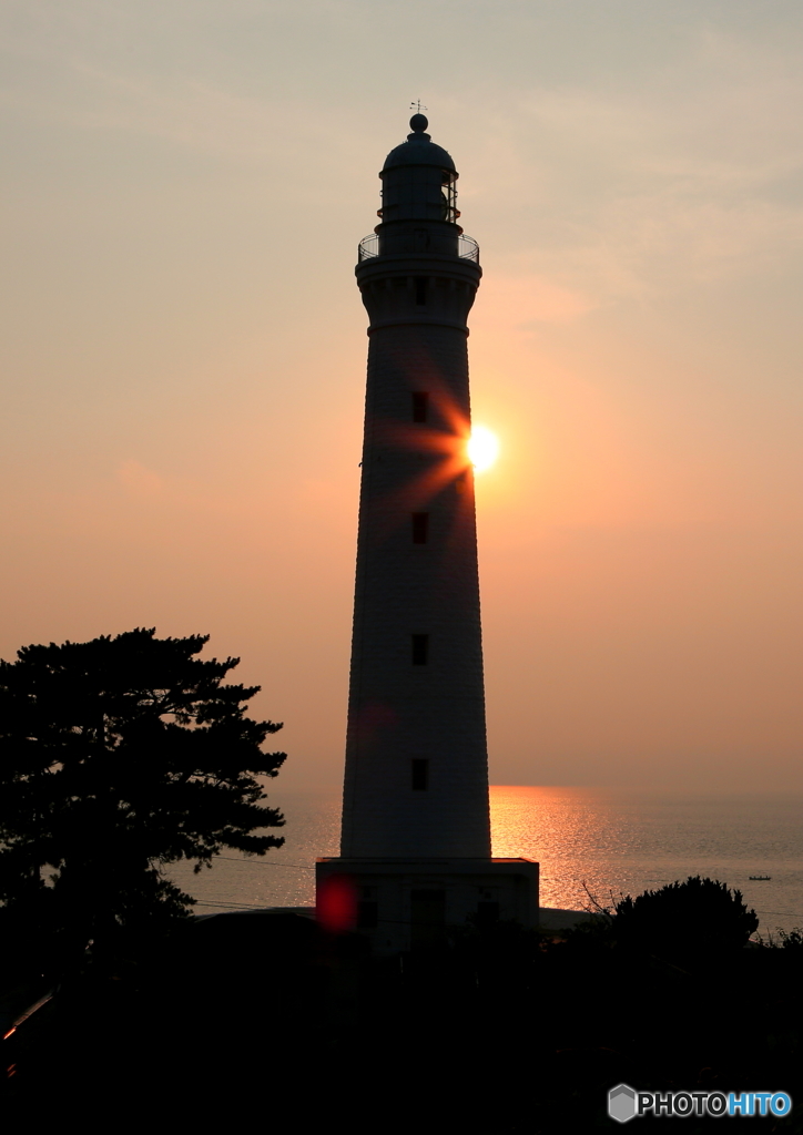 灯台に差す夕陽
