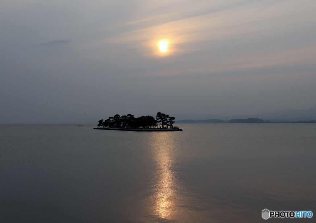 曇天の湖