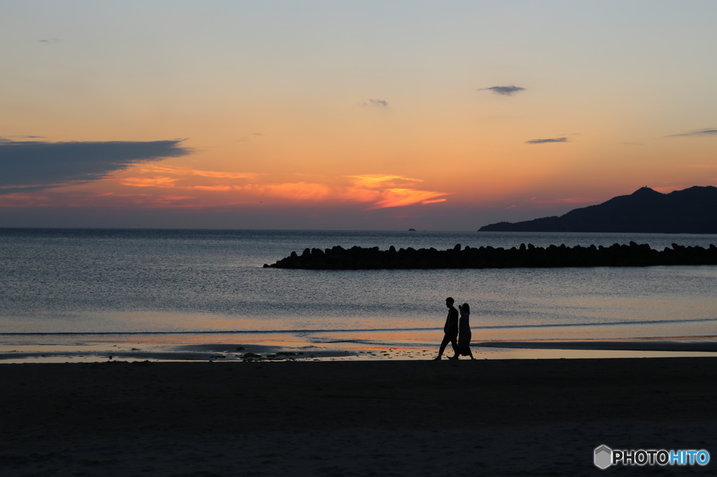 夕暮れの浜を歩く