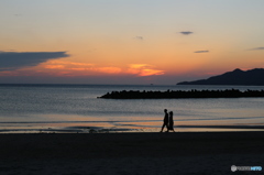 夕暮れの浜を歩く