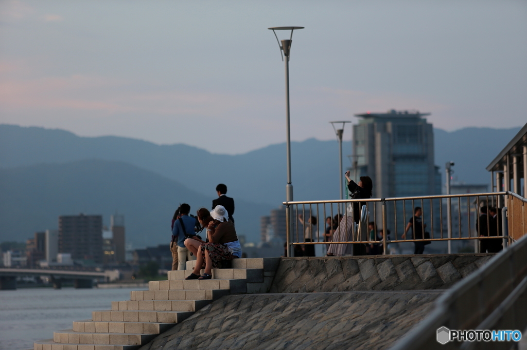 夕暮れの湖畔