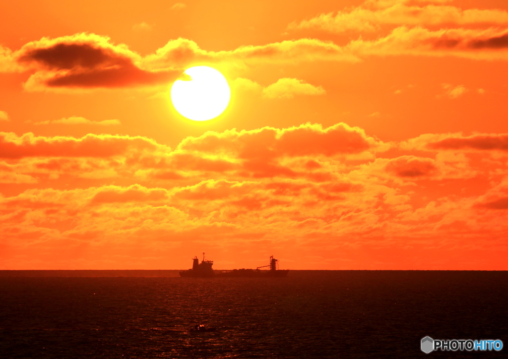 夕陽の貨物船