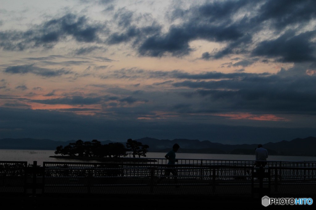 夕暮れの湖畔