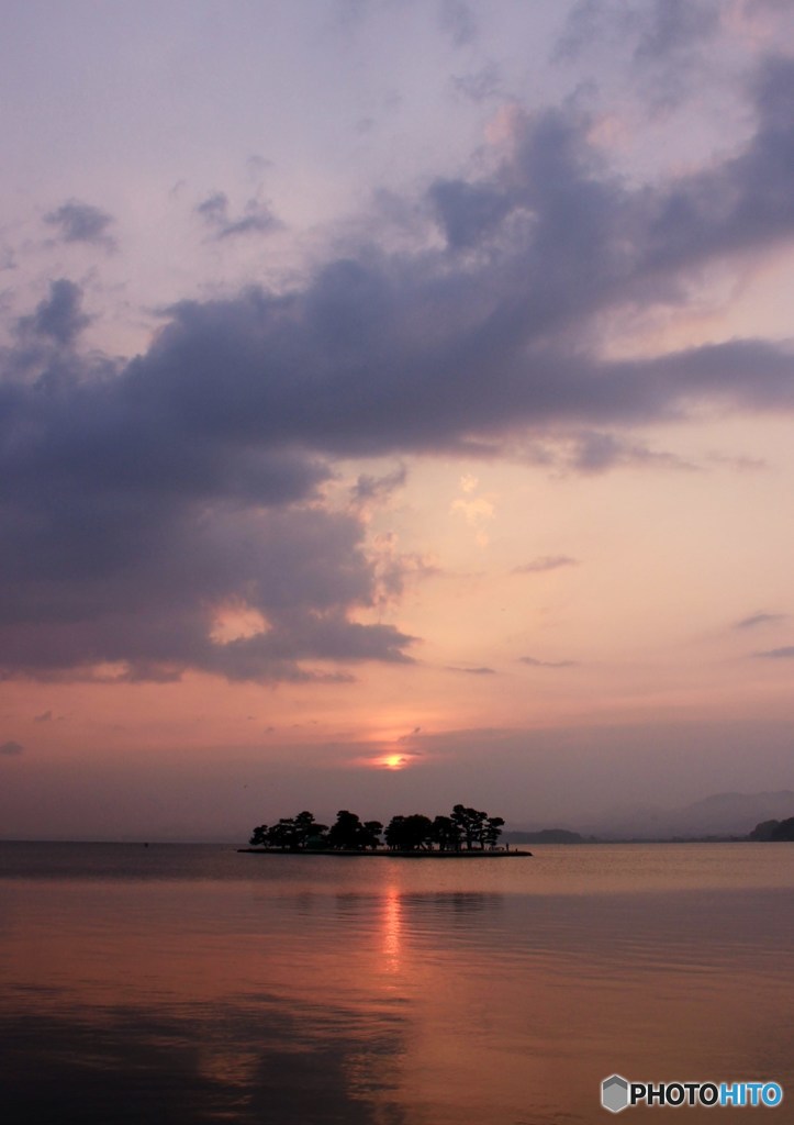 雨雲と夕暮れの湖畔