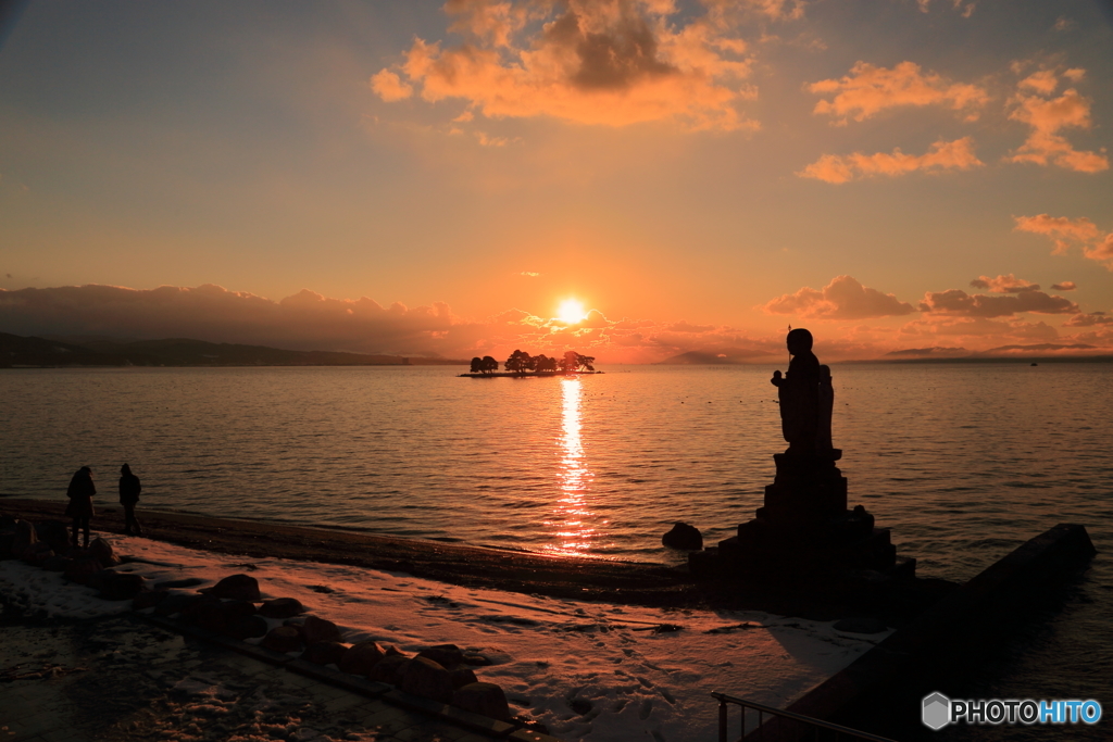 雪と夕陽の湖