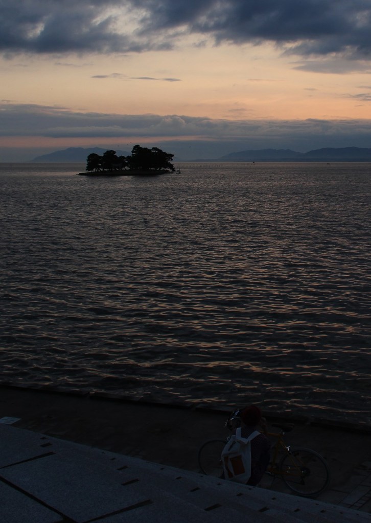 夕暮れの湖畔から連絡するのはだれ？。