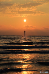 波と夕陽