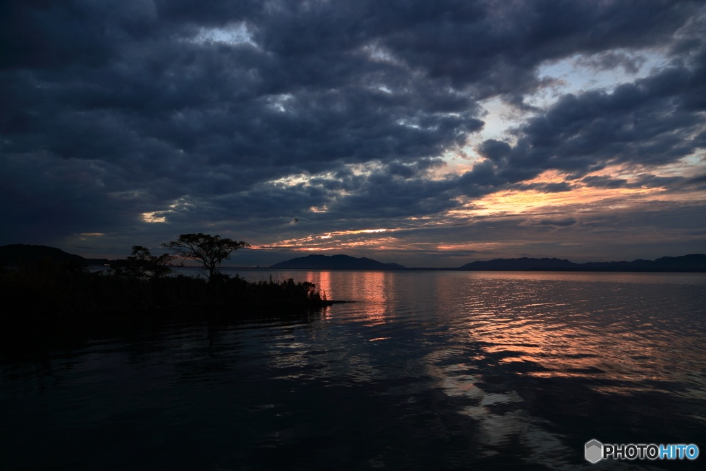 湖畔の夕暮れ