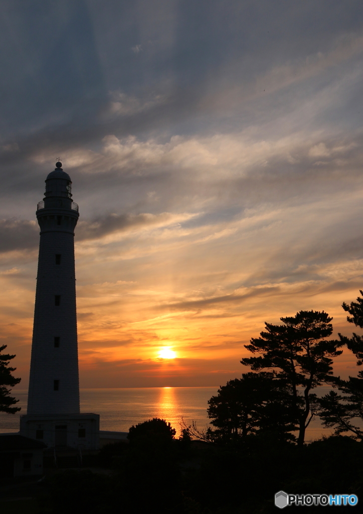 夕陽にそまる灯台