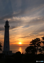 夕陽にそまる灯台