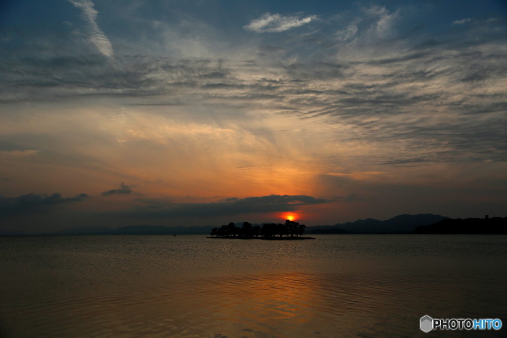 湖畔の夕暮れ時
