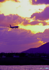 夕暮れの飛行機