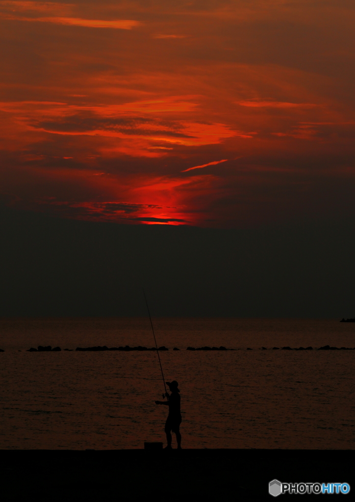 夕暮れの釣り人