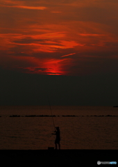 夕暮れの釣り人