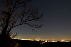 夜景と星空と飛行機の光