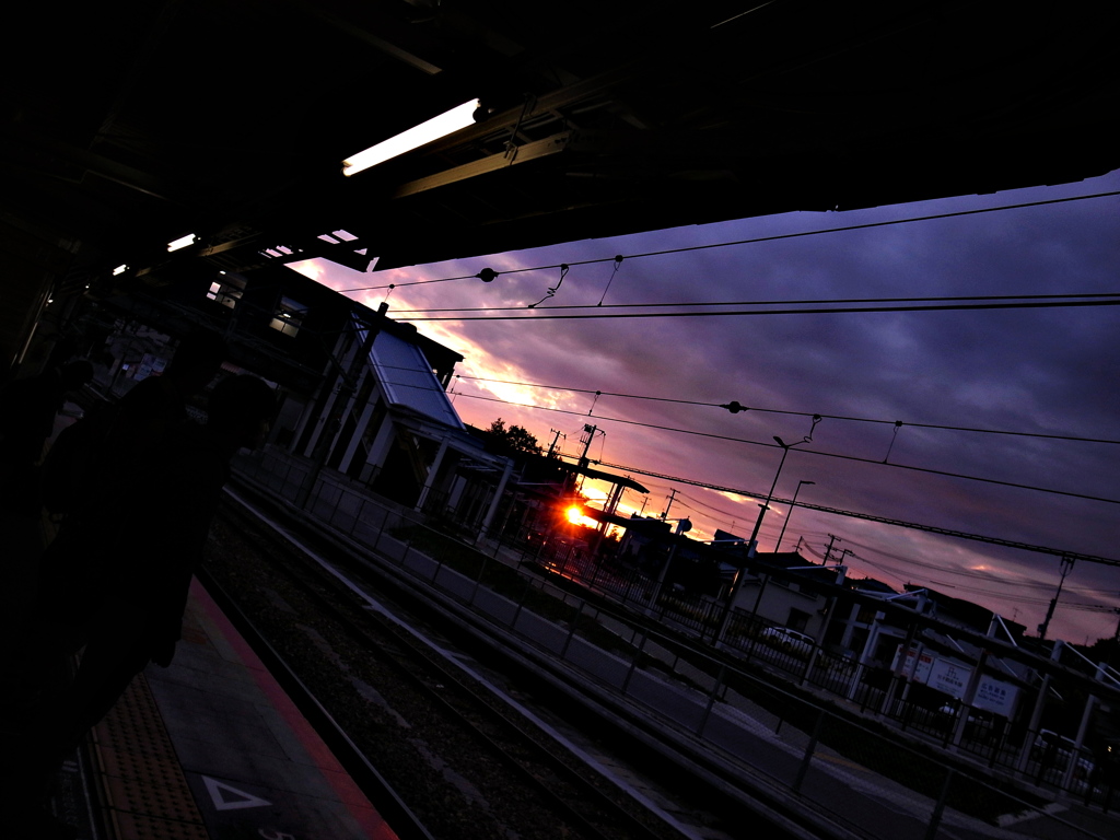 一日の終わり－駅。