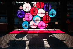 朝日に照らされる和傘