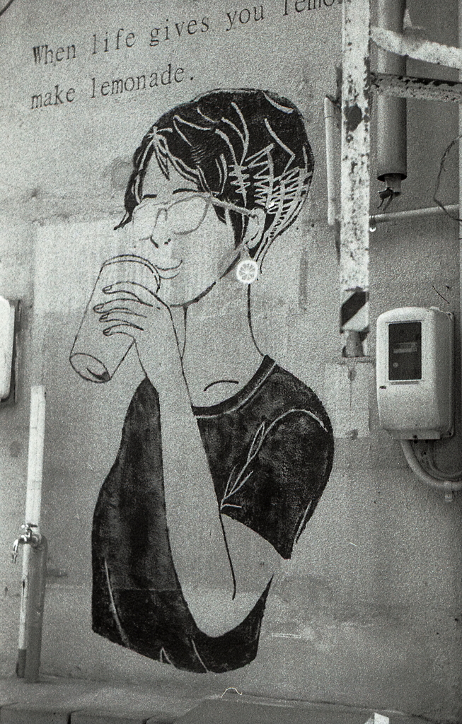 レモネードを飲む