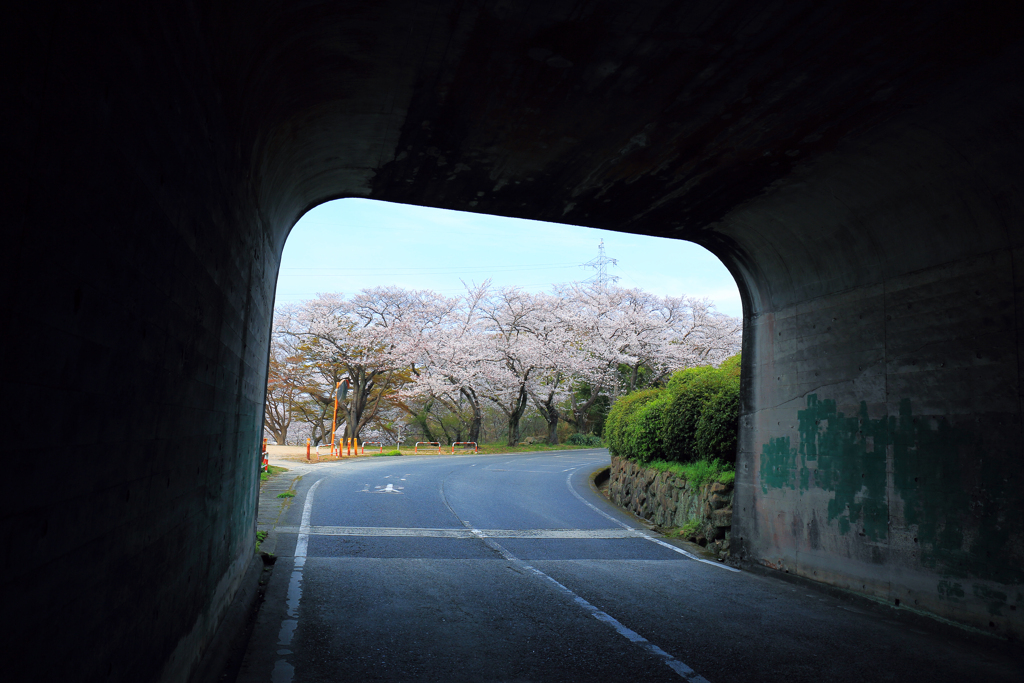 トンネルを抜けると