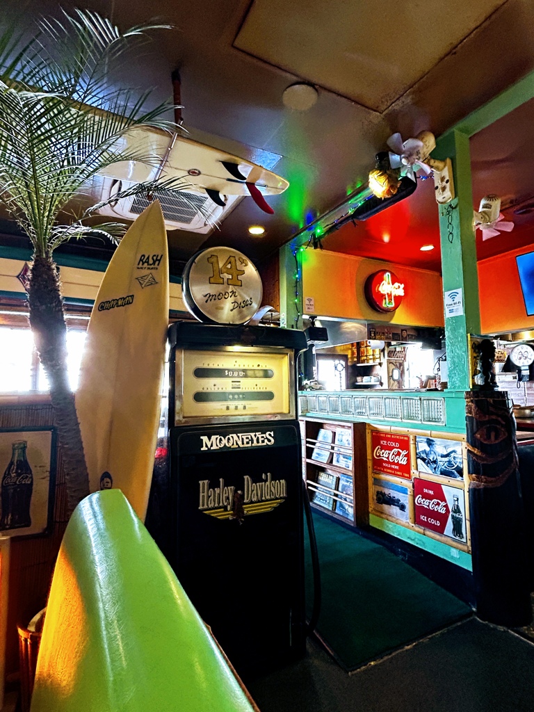 アメリカンな店内のお好み焼き屋2