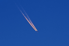 オレンジ色の飛行機雲
