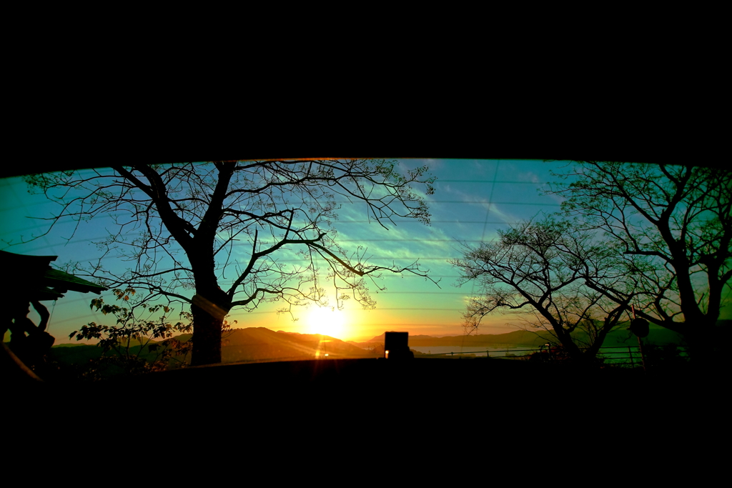 ウインドウ越しに見る夕陽