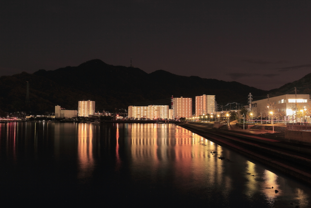 夜の海を照らす街灯り