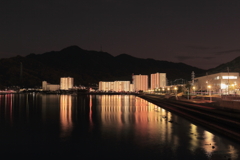 夜の海を照らす街灯り